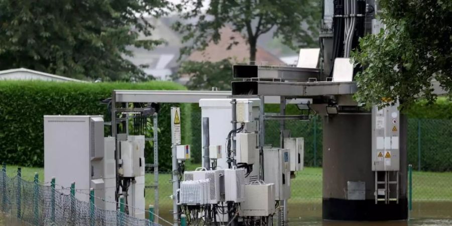 Ein überfluteter Mobilfunkmast in NRW. Foto: Oliver Berg/dpa