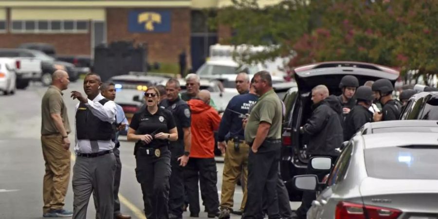 Ein Sheriff von Forsyth County weist die Polizeibeamten am Tatort der Mount Tabor High School an. Foto: Walt Unks/The Winston-Salem Journal via AP/dpa