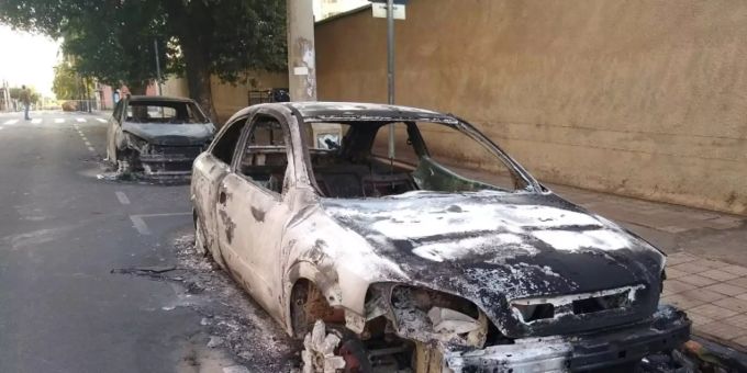Ausgebranntes Auto nach dem Bankraub in Aracatuba Ausgebranntes Auto nach dem Bankraub in Aracatuba