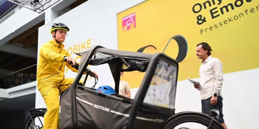 Team neue Mobilität: Lastenmodelle und Wetterschutzkleidung für den Radler sollen das Fahrrad immer mehr zum Allroundfahrzeug machen. Foto: Felix Kaestle/Messe Friedrichshafen GmbH/dpa-tmn