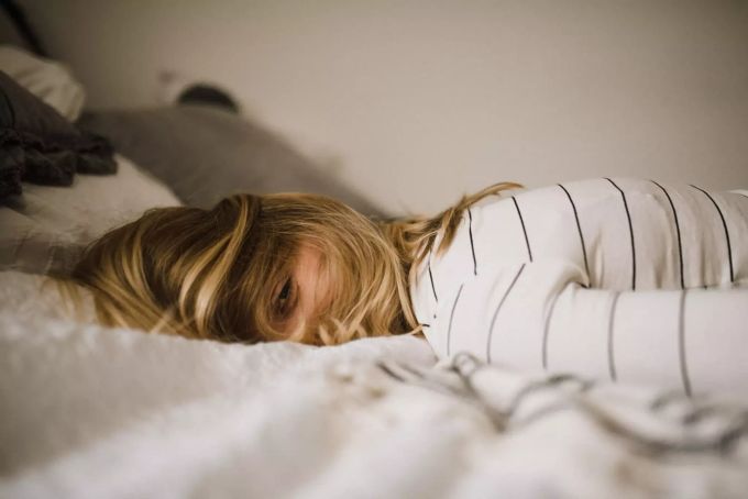 Machen Sie Ihr Glück nicht mehr länger vom Aussen abhängig, sondern kommen Sie selbst in Aktion. Frau auf Bett