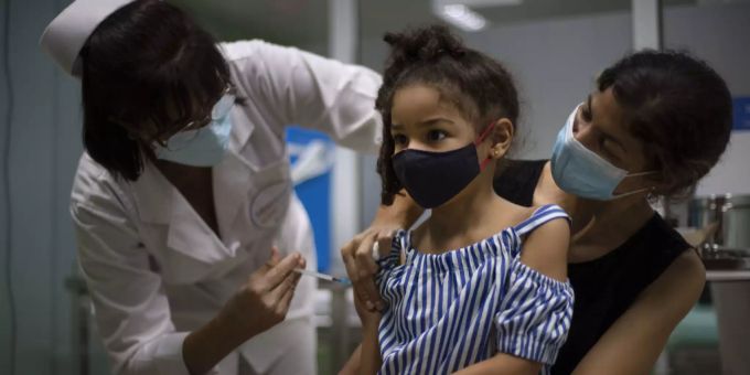 Ein Mädchen wird in Kuba gegen das Coronavirus geimpft. Kuba