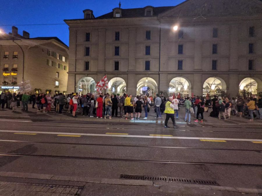 Vor Ort waren schätzungsweise hundert Personen.