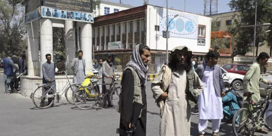 Taliban-Kämpfer in Kabul. In einer Audiobotschaft, die offenbar von der Führung der militant-islamistischen Gruppe kam, wurden Kämpfer aufgefordert, Zurückhaltung zu üben. Foto: -/AP/dpa