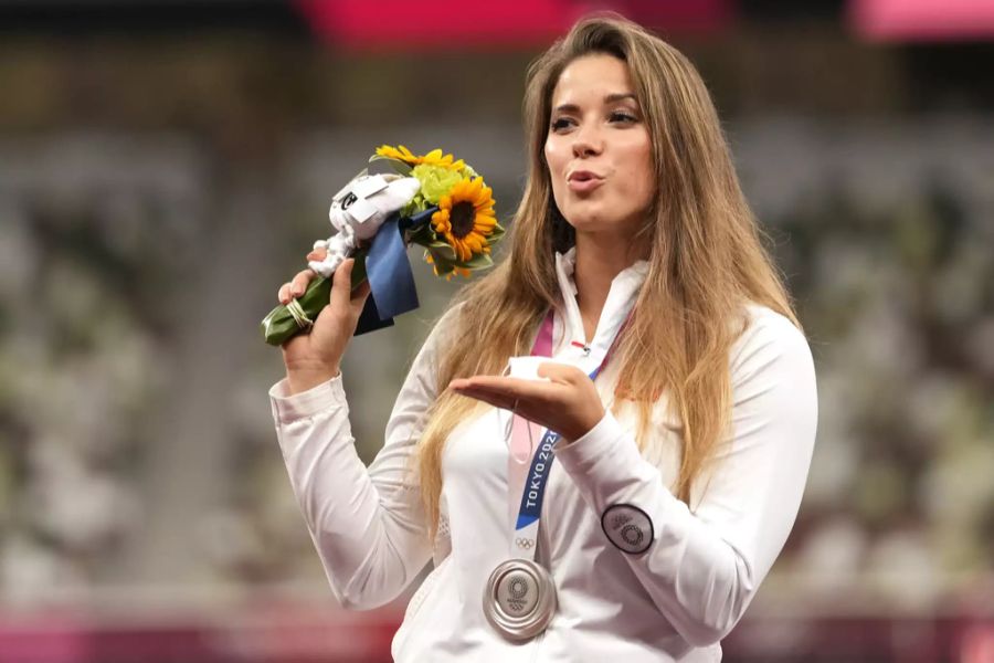 Maria Andrejczyk mit ihrer Silbermedaille in Tokio.