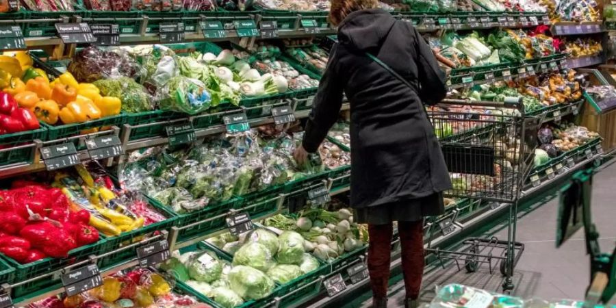 Sozialverbände und Ernährungsexperten warnen vor den sozialen und gesundheitlichen Folgen des starken Preisanstiegs für gesunde Lebensmittel. Foto: Jens Büttner/zb/dpa