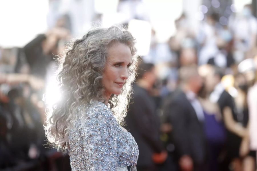 Andie McDowell setzt ihre graue Haarpracht am Filmfestival in Cannes 2021 in Szene.