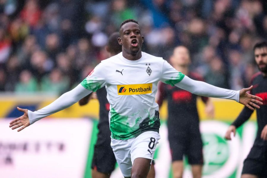 Bei Borussia Mönchengladbach fällt der Mittelfeldspieler seit Jahren durch gute Leistungen auf.