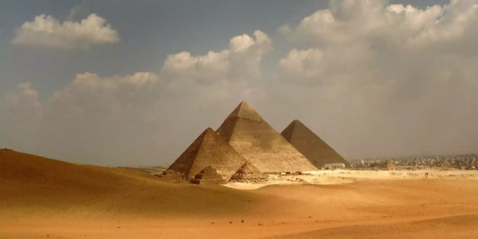 Bei den Pyramiden war Khufus Schiff zuvor ausgestellt. khufu ship