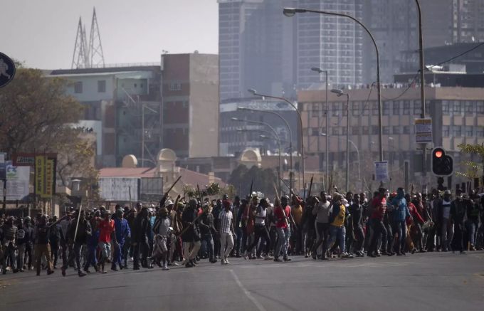 Proteste von Anhängern des Ex-Präsidenten Jacob Zuma nach dessen Verhaftung in Südafrika. Proteste Südafrika