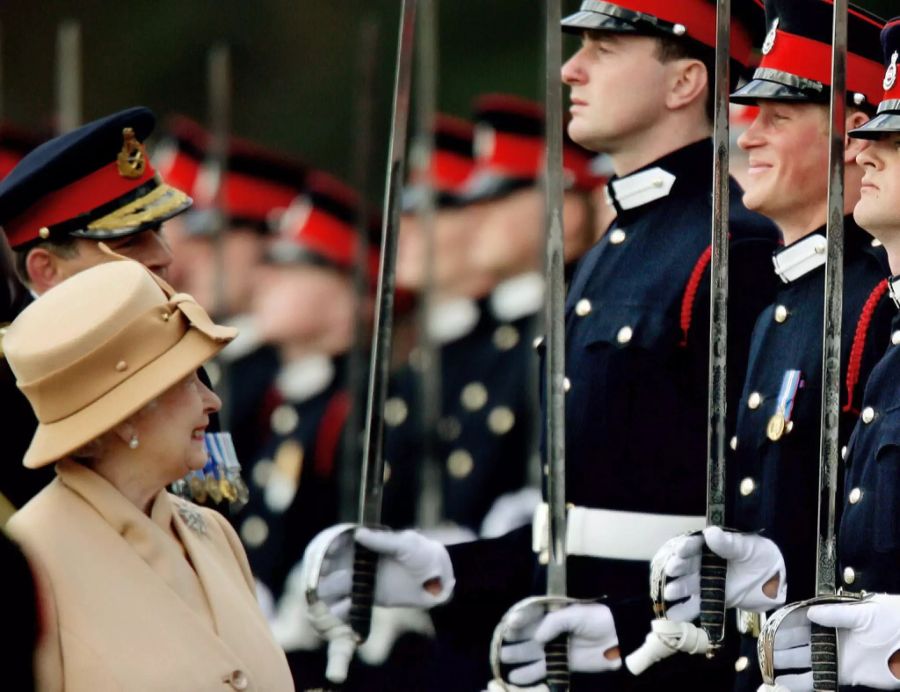 Prinz Harry (Mitte) und die Queen hatten immer eine besonders enge Beziehung.