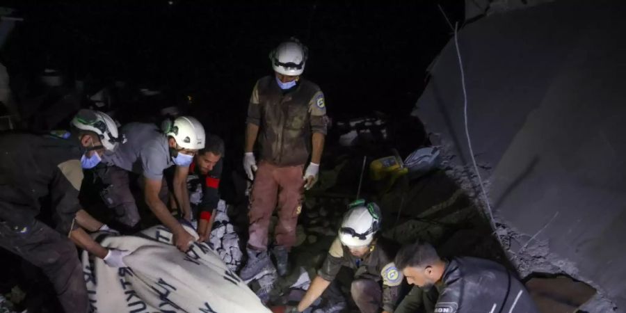 Rettungskräfte bergen eine Leiche aus den Trümmern