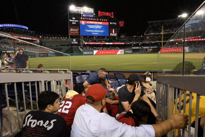 Fans bringen sich in Sicherheit. MLB