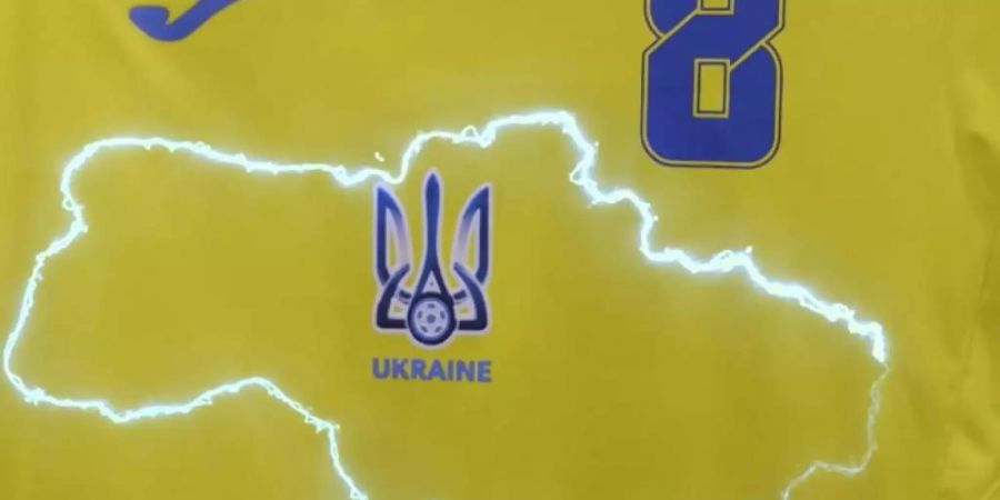 Bei der EM war der Slogan «Ruhm der Ukraine! - Ehre den Helden!» an den Trikots des ukrainischen Teams zu einem Politikum geworden. Foto: Uncredited/President of Ukrainian Association of Football Andrii Pavel Pavelko/AP/dpa