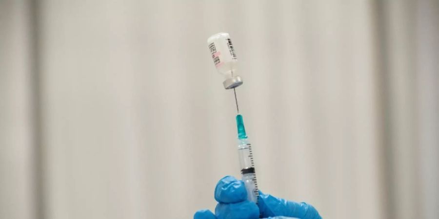 Corona-Impfstoff wird aufgezogen