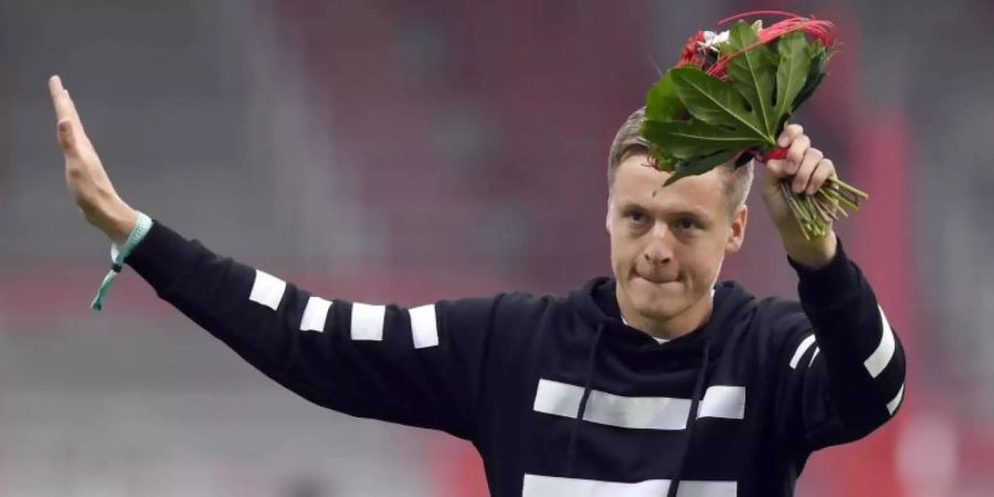 Schon wieder bereit für Neues: Seine Fussballschuhe aber hat Felix Kroos ausgezogen. Foto: Matthias Koch/dpa