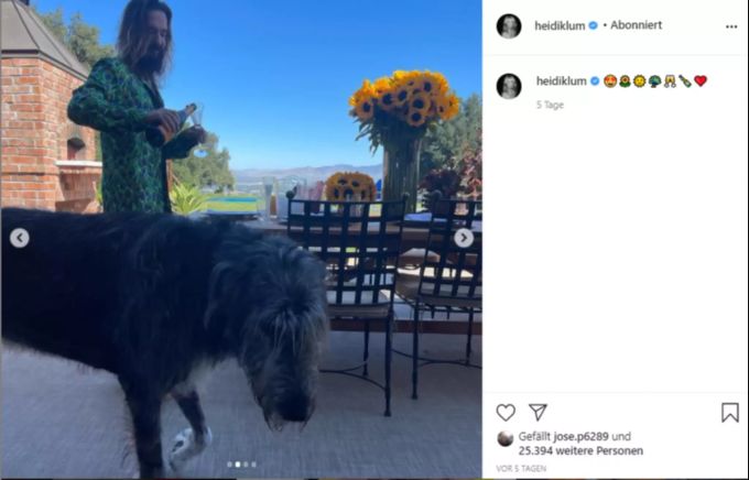 Ehemann Tom und Hund vor der Villa in Los Angeles. Garten Heidi Klum