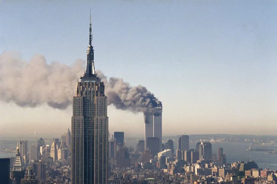 Die beiden Türme des World Trade Centers brennen hinter dem Empire State Building in New York. 21 Jahre sind seit dem tödlichen Terroranschlag vergangen.