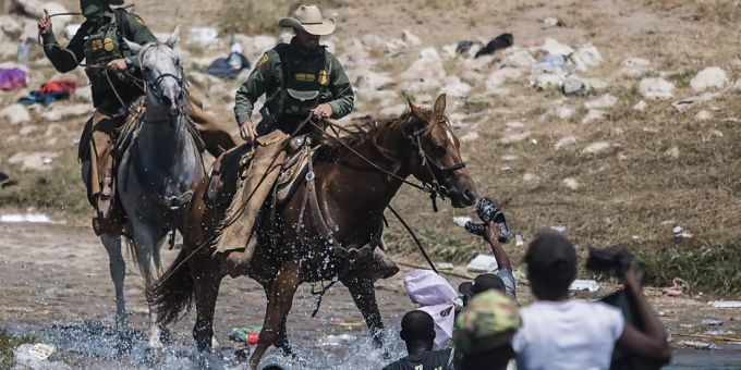 Beamte der US-Zoll- und Grenzschutzbehörde am Rio Grande. Foto: Felix Marquez/AP/dpa Beamte der US-Zoll- und Grenzschutzbehörde am Rio Grande. Foto: Felix Marquez/AP/dpa