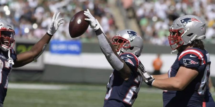 James White (M) von den New England Patriots feiert einen Touchdown. Foto: Bill Kostroun/AP/dpa