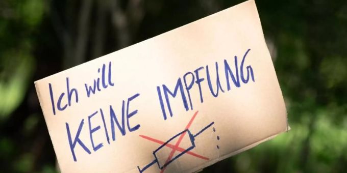 Ein Schild mit der Aufschrift «Ich will keine Impfung» am Rande einer Querdenker-Kundgebung. Foto: Sebastian Kahnert/dpa-Zentralbild/dpa Ein Schild mit der Aufschrift «Ich will keine Impfung» am Rande einer Querdenker-Kundgebung. Foto: Sebastian Kahnert/dpa-Zentralbild/dpa