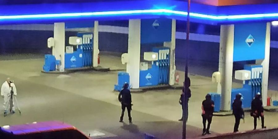 Polizisten sichern die Tankstelle kurz nach der Tat. Foto: Christian Schulz/Foto Hosser/dpa