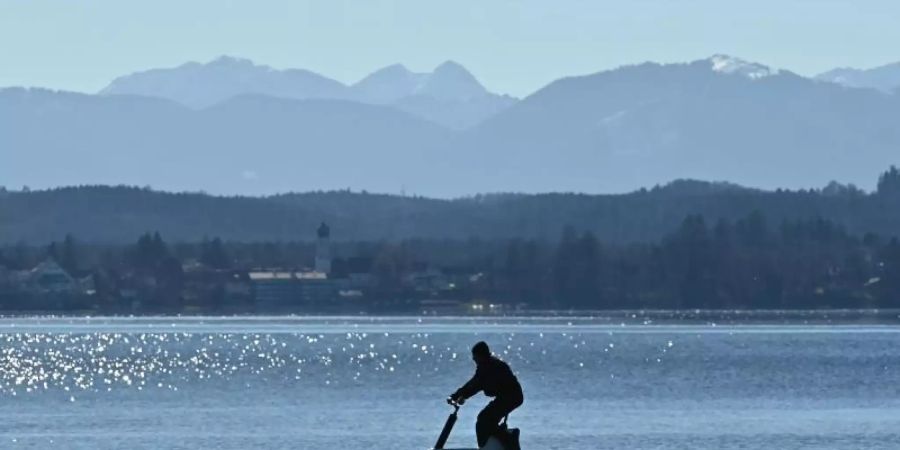 Auf dem Starnberger See können Wassersportfreunde ein Foilbike ausprobieren. Foto: Katrin Requadt/dpa