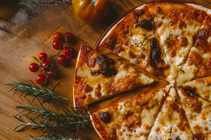 Eine Pizza Margherita. Pizza