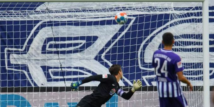 Aues Torwart Martin Männel (l) kann das Tor zum 0:2 nicht verhindern, sein Mitspieler John-Patrick Strauss beobachtet die Szene. Foto: Robert Michael/dpa-Zentralbild/dpa Aues Torwart Martin Männel (l) kann das Tor zum 0:2 nicht verhindern, sein Mitspieler John-Patrick Strauss beobachtet die Szene. Foto: Robert Michael/dpa-Zentralbild/dpa