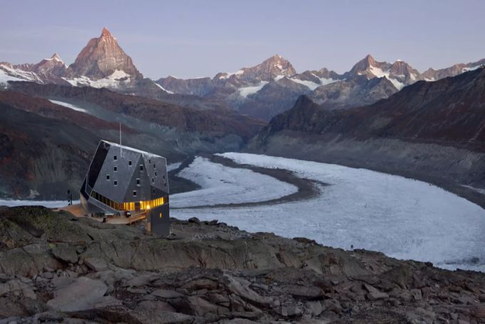 Die Monte-Rosa-Hütte in der Abenddämmerung. wetter sac hütten