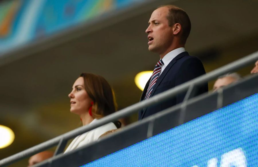 Prinz William und seine Kate im Stadion.