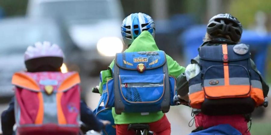 Kinder unter 12 Jahren können sich noch nicht gegen das Coronavirus impfen lassen. Foto: Ralf Hirschberger/dpa/Symbobild