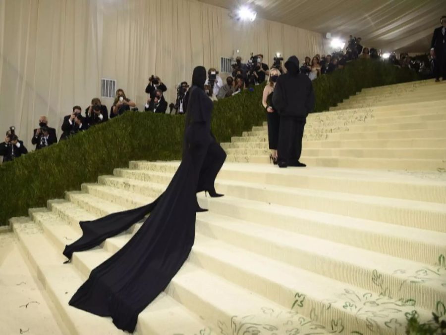 Kim Kardashian mit dem Designer Demma Gvasalia. Was hat es mit dem skurrilen Look auf sich?