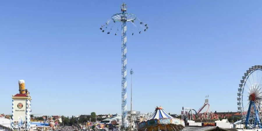 Menschen drängen sich in einer der Gassen auf der Festtagswiese des Oktoberfestes. Foto: Tobias Hase/dpa/Archiv