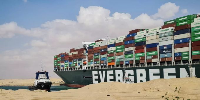 ARCHIV - 26.03.2021, Ägypten, Suez: Ein Schlepper nimmt an den Bemühungen zur Freilegung vom Containerschiff «Ever Given» teil, das im Suezkanal festgesetzt ist und die wichtige Schifffahrtsstrasse zwischen Asien und Europa blockiert. Ever Given