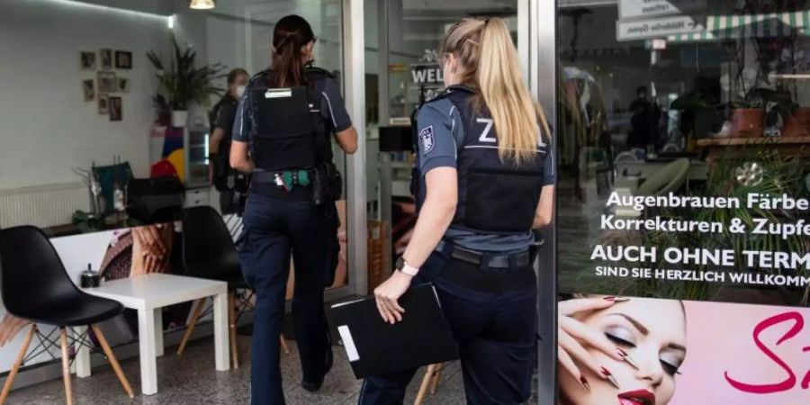 Der Zoll bei der Übprüfung eines Nagelstudios. Foto: Marius Becker/dpa
