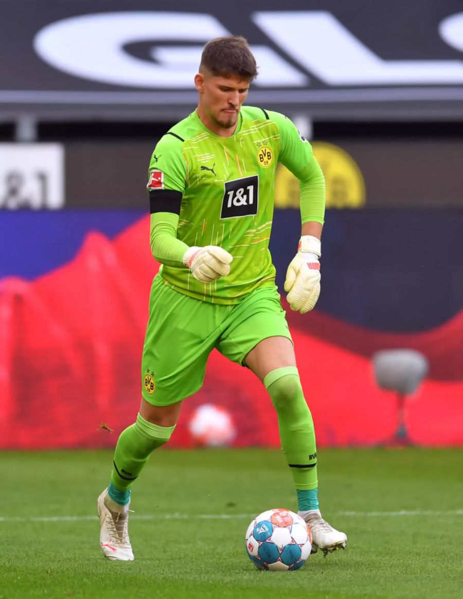 Gregor Kobel feiert sein Liga-Debüt im Dress der Dortmunder.