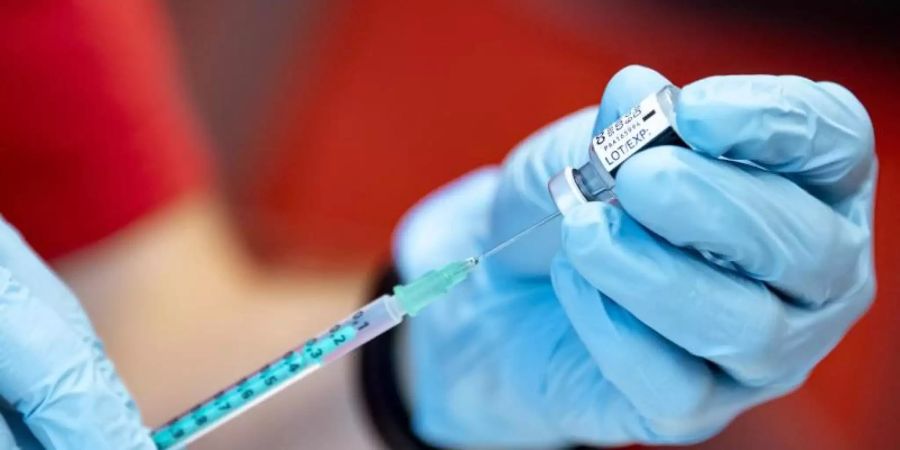 In Deutschland sind nach Angaben des Robert Koch-Instituts mittlerweile 50,9 Prozent der Gesamtbevölkerung vollständig gegen das Coronavirus geimpft. Foto: Fabian Sommer/dpa