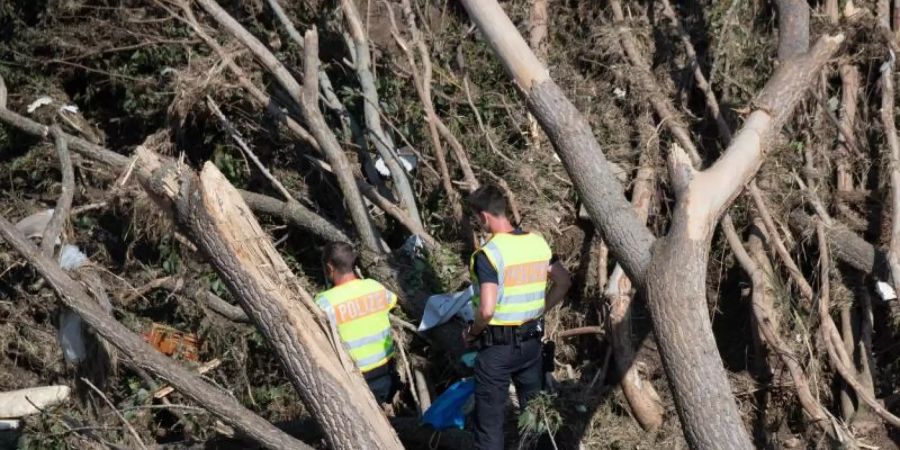 Polizisten im Einsatz nach dem Unwetter in Rheinland-Pfalz. Foto: Boris Roessler/dpa