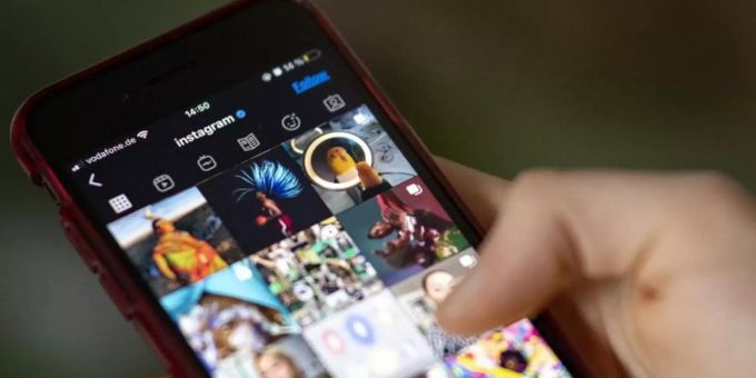Auf dem Bildschirm eines Smartphones sieht man die Timeline in der App Instagram. Foto: Fabian Sommer/dpa Instagram
