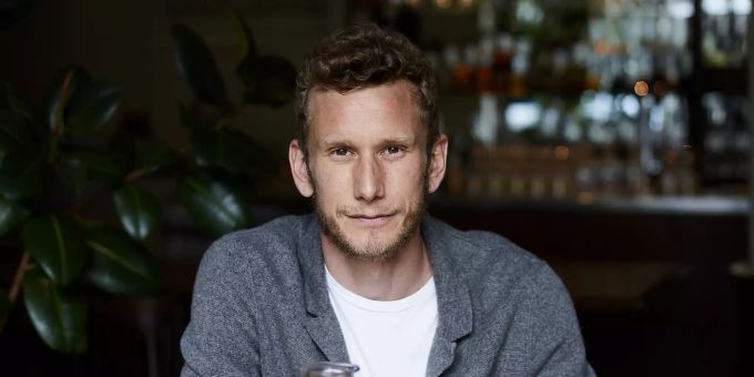 Der YB-Captain Fabian Lustenberger unterstützt die Projektarbeiten von WfW.