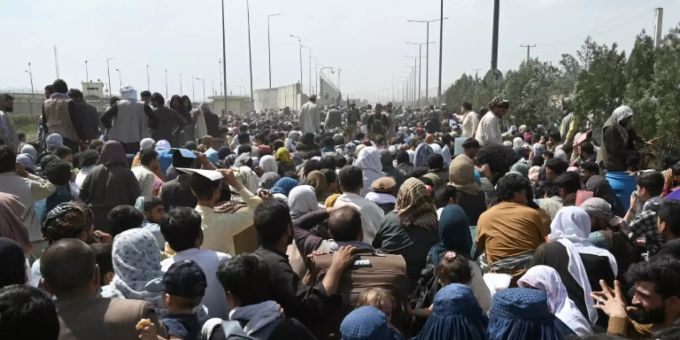 Andrang von Ausreisewilligen vor Flughafen von Kabul Andrang von Ausreisewilligen vor Flughafen von Kabul