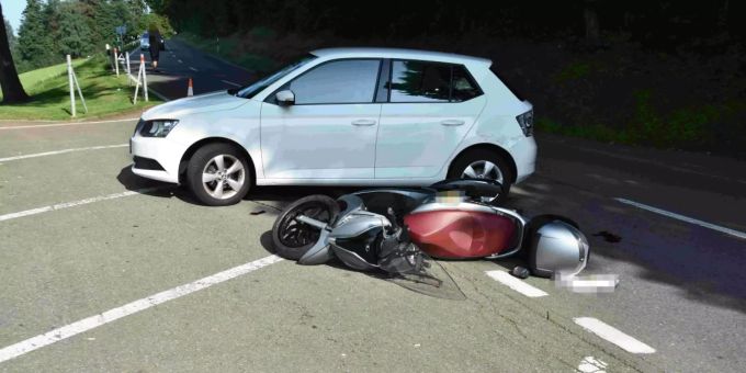 Motorrad prallt in Auto.