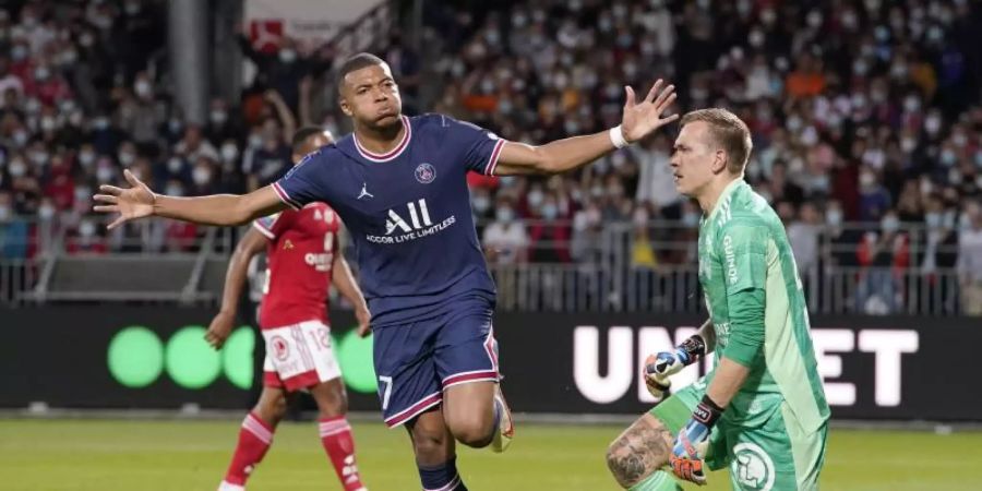 PSG-Stürmer Kylian Mbappé bejubelt das zwischenzeitliche 2:0 in Brest. Foto: Daniel Cole/AP/dpa