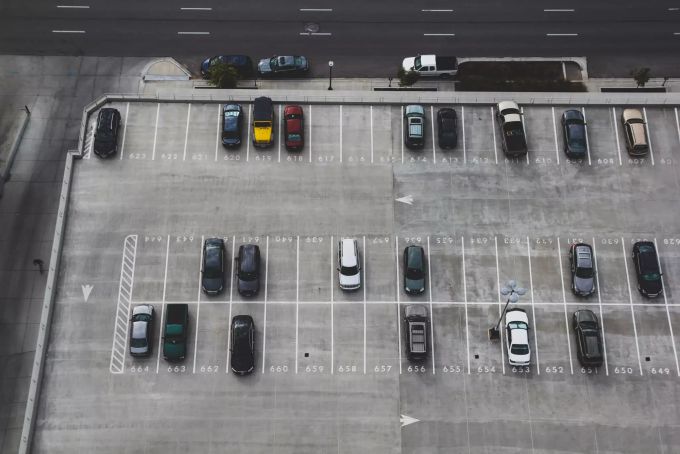 Ärgerlich und in manchen Gegenden häufiger als in anderen: Schäden am parkierten Auto. d