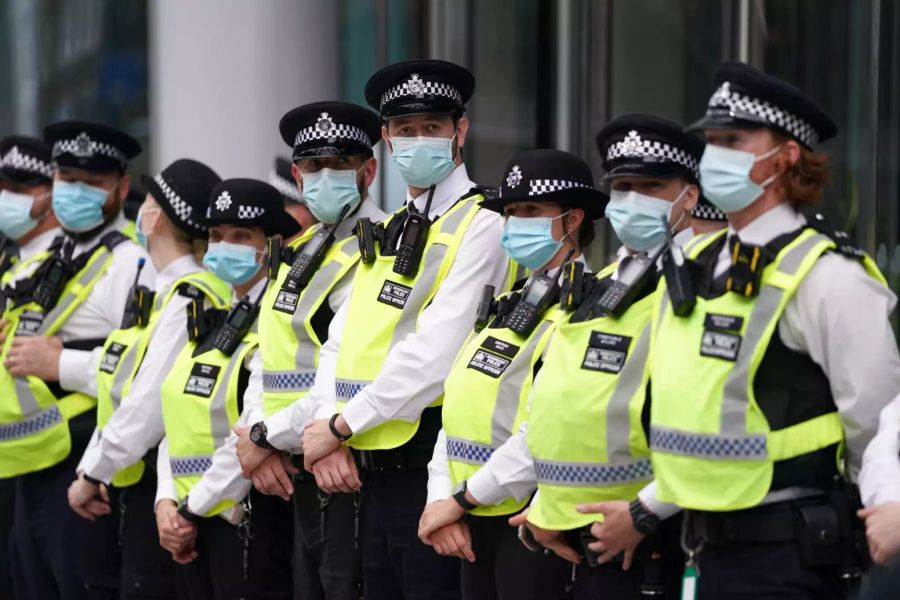 Die Polizei sichert das Gebäude des TV-Senders ITN in London.