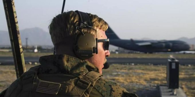 Ein US-Soldat auf dem Gelände des Kabuler Flughafens. Foto: Cpl. Davis Harris/U.S. Marine Corps via AP/dpa Ein US-Soldat auf dem Gelände des Kabuler Flughafens. Foto: Cpl. Davis Harris/U.S. Marine Corps via AP/dpa