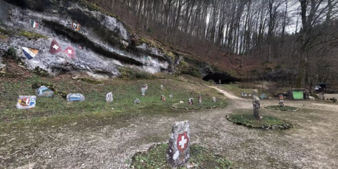 Die Wappenfelsanlage beim Chessiloch nahe Grellingen BL. Chessiloch