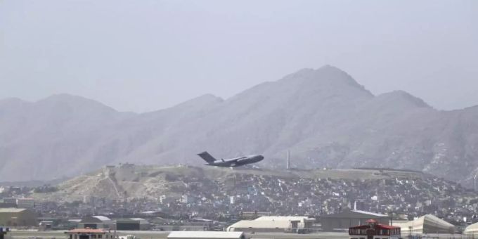 Ein US-Militärflugzeug startet am internationalen Flughafen Hamid Karzai in Kabul. Foto: Wali Sabawoon/AP/dpa Ein US-Militärflugzeug startet am internationalen Flughafen Hamid Karzai in Kabul. Foto: Wali Sabawoon/AP/dpa