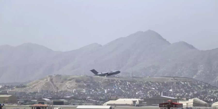 Ein US-Militärflugzeug startet am internationalen Flughafen Hamid Karzai in Kabul. Foto: Wali Sabawoon/AP/dpa